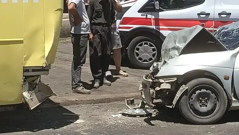 Şehir Merkezinde Halk Otobüsü ve Araç Çarpıştı: İki Kişi Yaralandı