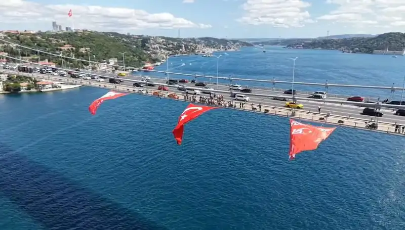 Tarihi Köprüye Dev Türk Bayrağı Asıldı: Milli Birlik Simgesi