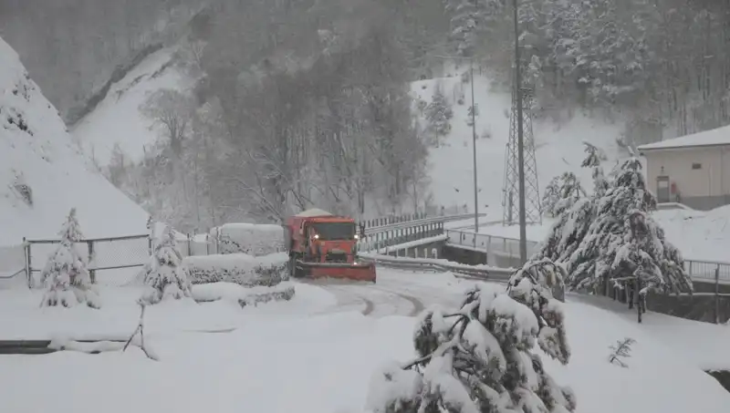 Bolu Dağı'nda Sürpriz Kar Yağışı: Doğa ve Turizm İçin Neler Getirecek?