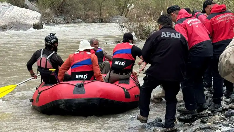 Zap Suyu'nda Mahsur Kalan 4 Kişiyi Ekipler Kurtardı