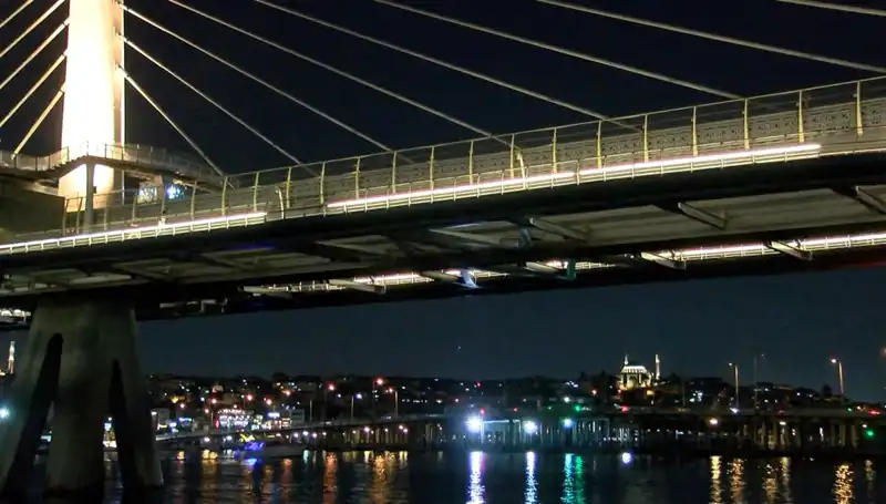 Metro Köprüsünden Denize Düşen Kişiyi Arama Çalışmaları Devam Ediyor