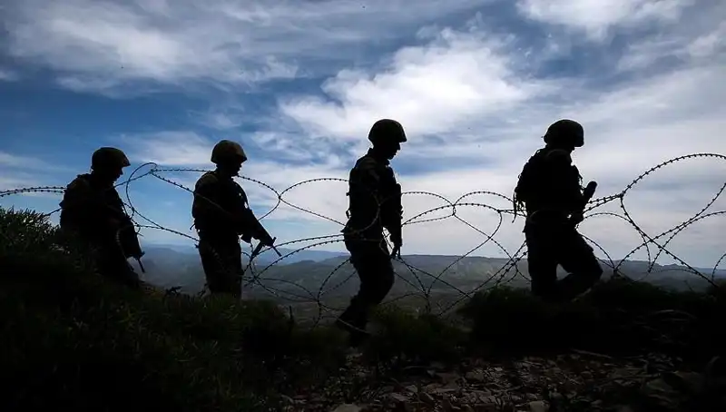 Türkiye'de İki İlde 32 Düzensiz Göçmen Operasyonuyla Yakalandı