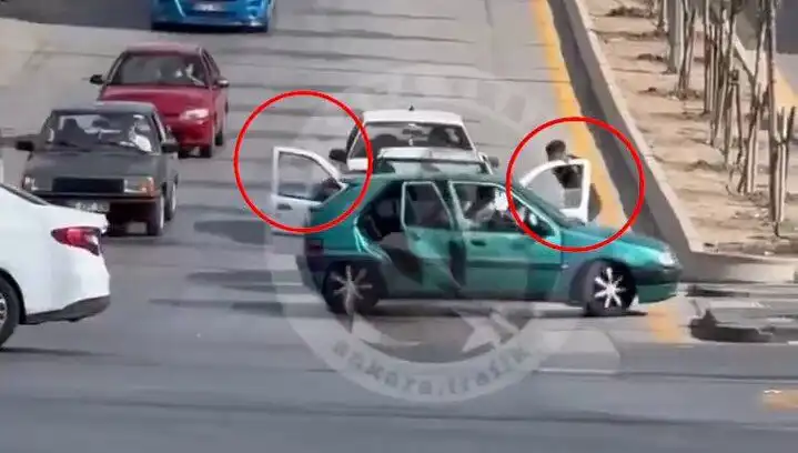 Trafikte Bıçak ve Kılıçlı Saldırı: Olay Yerinde Gözaltılar Gerçekleşti