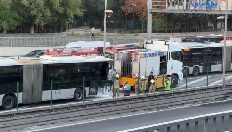 İstanbul Metrobüs Yangını: Yerleşim ve Trafik Dengesini Alt Üst Etti