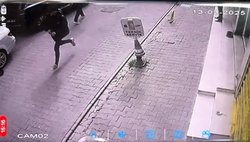 İstanbul’da Yaşanan Silahlı Saldırı: Bacağından Vurulan Genç Hastaneye Kaldırıldı