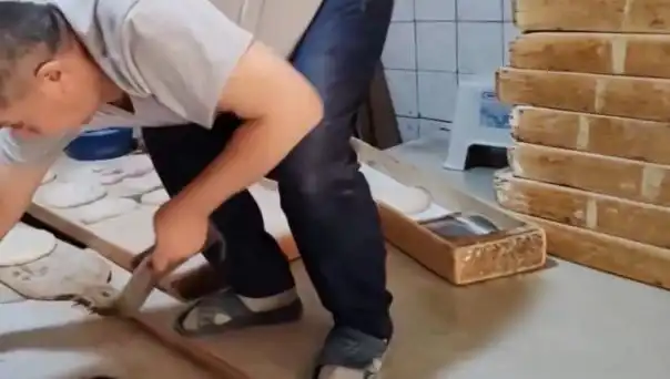 Pide Tezgahında Terlik İle Yürüyen Usta, Fırına 105 Bin TL Ceza Kaptı