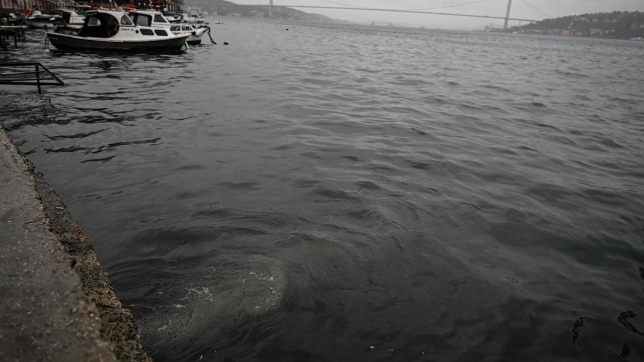 Üsküdar'da Kanalizasyon Su Yuvası Denize Aktı